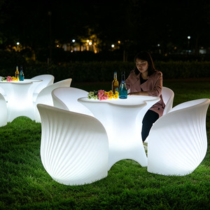 <span class=keywords><strong>Table</strong></span> <span class=keywords><strong>de</strong></span> <span class=keywords><strong>bar</strong></span> rectangulaire moderne avec éclairage LED, chaises en forme <span class=keywords><strong>de</strong></span> fleur <span class=keywords><strong>de</strong></span> prunier, imperméables, durables, adaptées aux hôtels, restaurants, terrasses, bars - Product Image 1