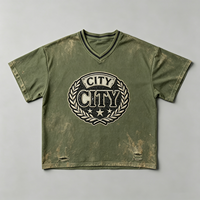 T-shirt Streetwear Dirty Spray avec Badge Urbain, Graphisme Vintage, Vert Olive Délavé, Coton Épais, Ourlet Effiloché pour Homme
