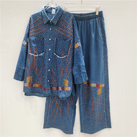 Novedad 2026: Conjuntos de mujer de talla grande de alta gama con camisa vaquera de manga larga con pedrería termoadhesiva y pantalón de pierna ancha con patchwork, al por mayor.