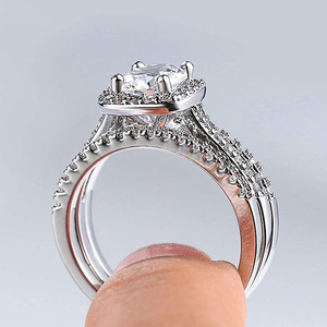 Anello di fidanzamento da donna in oro bianco con diamante taglio cuscino colore G, diamante naturale con fascia a halo - Modello T0680 - Product Image 2