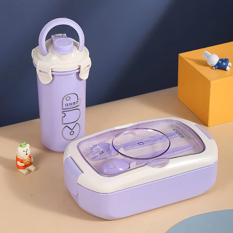 Violet avec bouteille d'eau