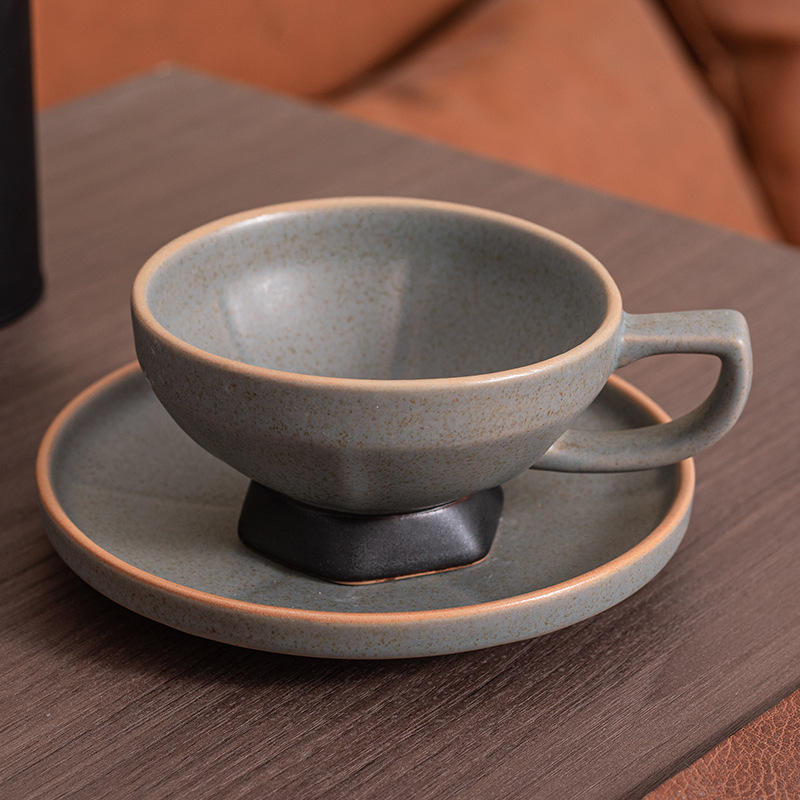 ถ้วยและจานรองลายเปลือกปู