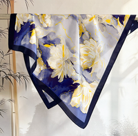 Écharpe 100% soie de mûrier 65x65 cm, écharpe bleue avec fleurs blanches, écharpe tendance pour femmes