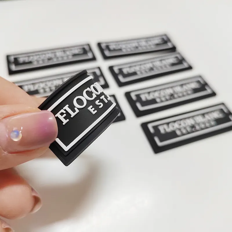 Etiquetas de parche de goma de PVC suave para ropa con logotipo en relieve 3D de marca privada personalizada al por mayor para coser ropa
