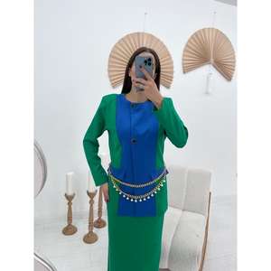Conjunto de traje de satén verde para mujer con panel azul y detalle de cinturón de cadena - Product Image 2