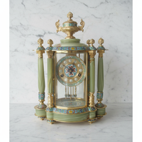 Horloge mécanique antique chinoise en bronze, avec figurine de pot à fleurs et architecture cloisonnée, affichant les heures et les demi-heures.