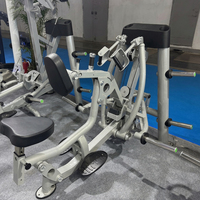 Máquina de remo sentado con carga de placas, brazos independientes y agarres múltiples para entrenamiento de fuerza de espalda en gimnasios comerciales