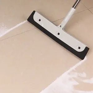 地板刮刀去除浴室用水