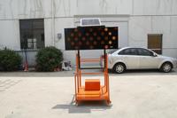 VMS Trailer Panneau à messages variables Panneau fléché à énergie solaire Led Support de trafic mobile Panneau de flèche ambre Remorque routière