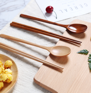 Juego de cuchara y palillos para servir de madera natural japonesa con bolsa de tela <span class=keywords><strong>caqui</strong></span> o negra para comedor en casa o uso de viaje - Product Image 4