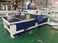 Fresadora CNC de 3 ejes con un solo husillo de 1300x2500mm para grabado en madera, mesa de vacío, motor de husillo con refrigeración por agua y transmisión por engranajes