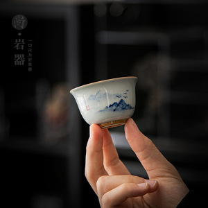 Tasse à thé en porcelaine bleue et blanche, tasse individuelle peinte à la main avec paysage, petite taille pour le thé de l'après-midi, céramique Dehua - Product Image 1