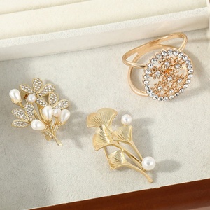 Wholesale Hot Sale Vintage 18K <b>Gold</b> Fashion Brooches Pin Badges Custom Pins for Women's <b>Clothes</b> Custom Flower Brooches - Product Image 1