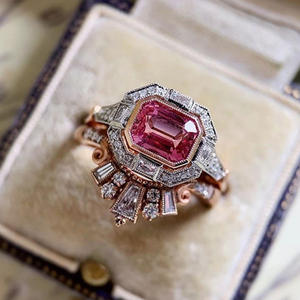 Anillo de cóctel F1071 en oro rosa con rubí central, diamantes baguette con engaste pavé, diseño geométrico para mujer, joyería fina de compromiso. - Product Image 4