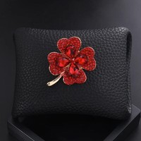 Broche trèfle à quatre feuilles en strass tendance pour femme, élégante broche porte-bonheur avec base en alliage et cristaux pour costume ou accessoire d'écharpe