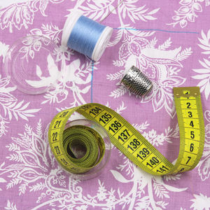 Ruban <span class=keywords><strong>de</strong></span> mesure en plastique souple <span class=keywords><strong>de</strong></span> 1.5m pour la couture matelassée avec boîte <span class=keywords><strong>de</strong></span> rangement - Product Image 6