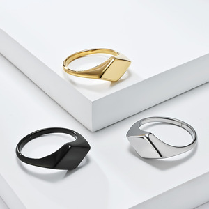 Anillo Geométrico de Acero Dorado y Negro, Joyería de Moda Unisex, Diseño para Regalo - Product Image 1