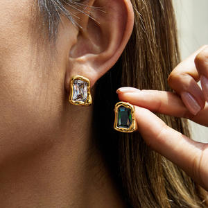 Boucles d'oreilles en gros d'usine, plaquées or 18 carats, en acier inoxydable, zircon blanc, noir, vert, boucles d'oreilles à clous tendance pour femmes - Product Image 3