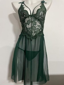 Body de mujer negro de encaje con cuello en V profundo, tirantes cruzados, diseño hueco, sin mangas, hasta la rodilla, con falda de malla - Product Image 2