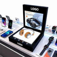 Un présentoir interactif à écran LED en acrylique noir qui met en valeur intelligemment les écouteurs supra-auriculaires avec un éclairage d'ambiance.