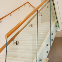 Escalier moderne sur mesure à double poutre, en acier, avec marches en bois et garde-corps en verre trempé pour villa