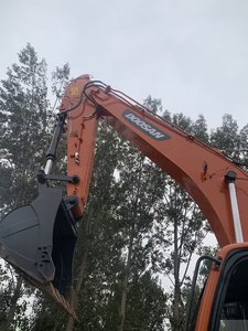 Excavatrice d'occasion Doosan DX300LC-9C, engin lourd de taille moyenne-grande pour les travaux de terrassement et les projets miniers en carrière - Product Image 5