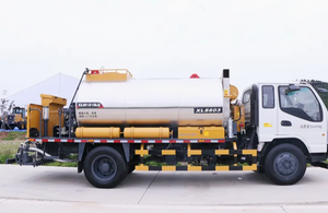 Distributeur d'asphalte 6m³ XLS603 XZJ5121GLQ, pulvérisateur de <span class=keywords><strong>bitume</strong></span> sur remorque avec télécommande sans fil et flèche de pulvérisation étendue - Product Image 3