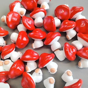 Decoración de jardín de hadas en miniatura, accesorios de estatuilla de conejo de Caperucita Roja de resina de mini hongo artificial - Product Image 1