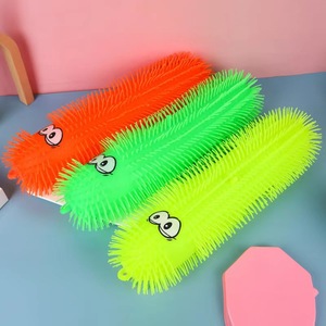 Offre Spéciale JINFENG OEM Jouet à Presser Gorille avec Chapeau à Poils Colorés et Épais en TPR, Peluche Légère et Moelleuse, Anti-Stress, Nouveauté Unisexe pour Adolescents - Product Image 3