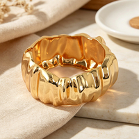 Bracelet manchette large en alliage de zinc plaqué or, jonc ouvert minimaliste, finition polie, bijou épais et imposant, vente en gros pour femmes