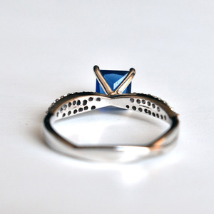 Anello a Onda Incrociata con Taglio Principessa Blu Reale per Donne, Elegante Gioiello da Dito alla Moda - Product Image 5