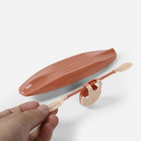 EN STOCK Ensemble de mini-bateaux Accessoires pour maison de poupée Équipement sportif d'été Modèle de canoë Kayak en plastique avec pagaie et gilet de sauvetage jouet