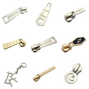 Tirador de Cremallera Personalizado con Logotipo Dorado OEM para Bolsos/Ropa - Product Image 6
