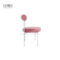 Chaise d'appoint ronde rembourrée en velours crème neutre avec dossier tubulaire simple et structure en métal blanc pour mariage et événements