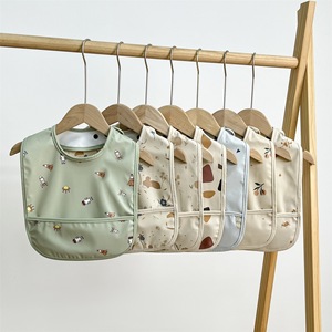 PU Animal Patrón Botón Cierre Bebé Babero impermeable Ecológico Suave Fácil de limpiar Resbaladizo Bolsillo Bebés Niños pequeños de una sola capa - Product Image 1