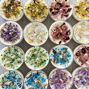 Bougie parfumée en cire de soja biologique avec des pierres de cristal et des paillettes colorées, parfum d'ambiance pour la maison, vente en gros - Product Image 2