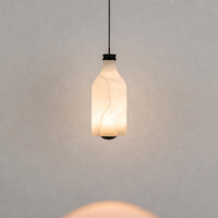 Lampe suspendue en forme de bouteille en albâtre, texture de marbre blanc naturel, abat-jour en pierre en forme de bouteille avec capuchon en métal noir