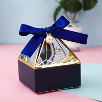 Boîte à dragées de mariage de luxe en forme de pyramide, prix de gros, avec décoration perles et ruban, revêtement UV et pelliculage mat