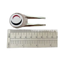 Outil de réparation simple avec logo personnalisé Fourche de golf en métal Fixateur d'herbe Outil de divot Technique d'estampage