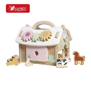 2026 Jouet d'activités portable en bois en forme de ferme avec trieur de formes animales et panneaux à engrenages rotatifs, abaque multifonctionnel W12D935 - Product Image 1