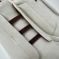 Chaussures plates en cuir véritable pour hommes, style business-casual ; l'usine accepte les commandes OEM ; matériaux et couleurs personnalisables.