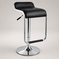 Tabouret de bar pivotant réglable en similicuir noir avec dossier bas, base sur pied chromé et repose-pieds pour comptoir de cuisine