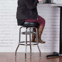 Tabouret de bar commercial moderne avec cadre en métal et pédale, pivotant à 360 degrés