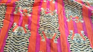 Bolso tote para mujer diseñado para la comodidad diaria, que permite un acceso fácil al almacenamiento, un uso cómodo y un diseño equilibrado. - Product Image 2