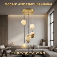 Suspension LED moderne de luxe en albâtre naturel texturé avec cordons de longueur intermédiaire décalée pour loft et salle à manger