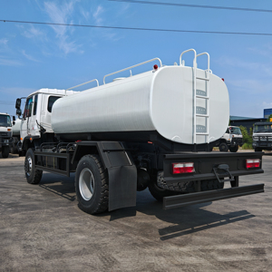 Nouvelle condition Dongfeng 4x4 tout route transmission manuelle <span class=keywords><strong>camion</strong></span>-<span class=keywords><strong>citerne</strong></span> 5001-10000L <span class=keywords><strong>volume</strong></span> du réservoir pour le transport de l'eau - Product Image 3