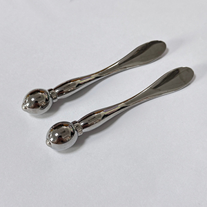 ช้อนแต่งหน้าโลหะสีเงินและอุปกรณ์ทาครีมบำรุงรอบดวงตาพร้อมไม้พายนวดหน้า - Product Image 1