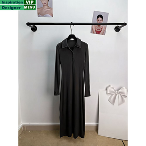 T-shirt basique uni à manches courtes et col rond en coton 100 % avec bordure noire contrastante pour <span class=keywords><strong>femme</strong></span>, idéal pour le quotidien – Vente en gros de hauts pour femmes - Product Image 4