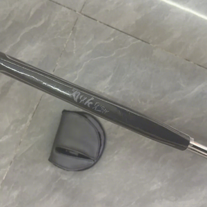 Nouveau <span class=keywords><strong>putter</strong></span> de golf mallet 2026 à <span class=keywords><strong>MOI</strong></span> élevé, en acier inoxydable fraisé CNC, avec poids réglable personnalisé, pour le golf social - Product Image 5