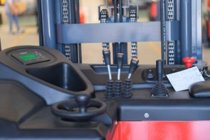 รถยกไฟฟ้าแบบ Reach Truck รุ่น CQD20-60S ใช้แบตเตอรี่ ยกสูงได้ 6000 มม. รับน้ำหนัก 2 ตัน - Product Image 4